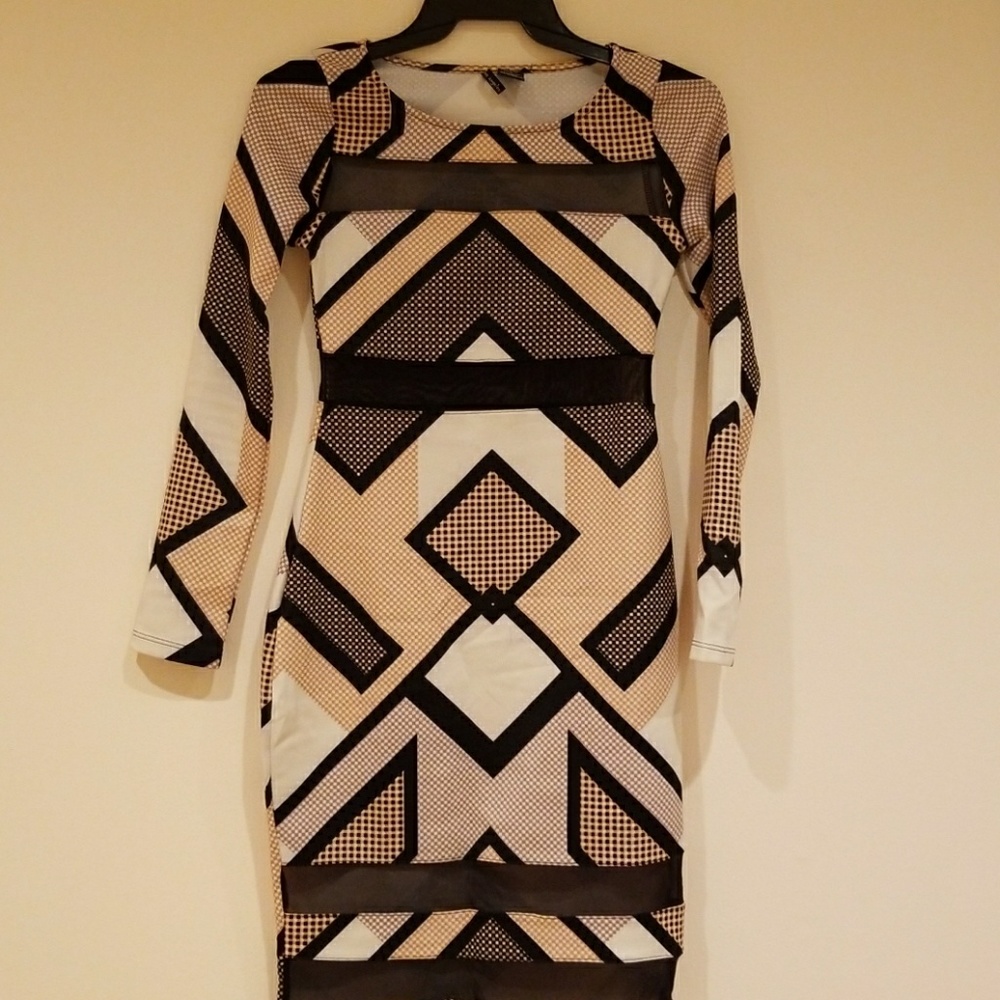 Stretchy dress with geometric pattern
